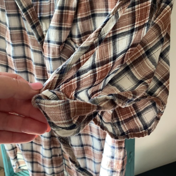 🤎Cold shoulder button down🤎 - Picture 5 of 6